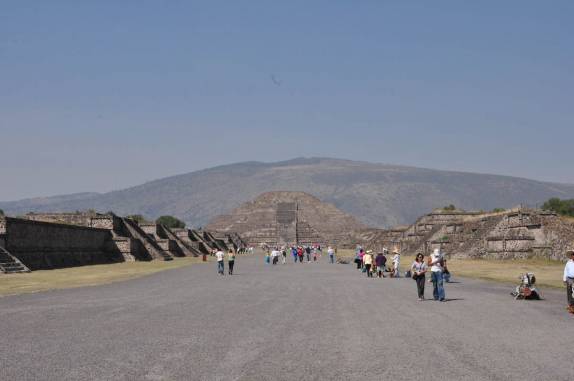Caminhando em direção à Pirâmide da Lua, em Teotihuacán, ao norte da Cidade do México